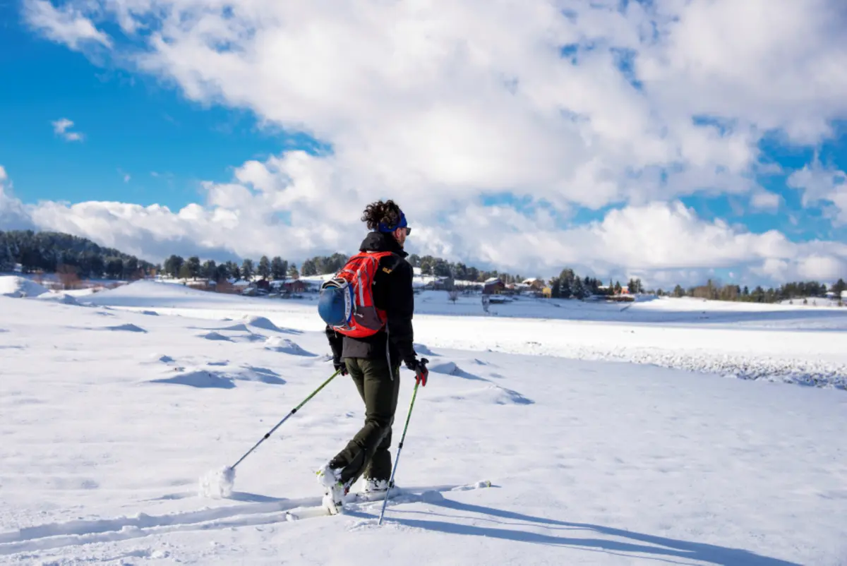 <p>Lo <strong>snow trekking</strong> è un’attività ideale per vivere la magia dell’inverno nel <strong>Parco Nazionale della Sila</strong>. Adatto a tutte le età, offre la possibilità di trascorrere momenti all’aria aperta in modo rilassante e rigenerante, circondati da paesaggi innevati di straordinaria bellezza.</p><p>I sentieri, tracciati e ben segnalati, consentono di camminare in sicurezza immersi nella natura, tra boschi silenziosi e scorci panoramici che rendono ogni passo un’esperienza indimenticabile. L’attività non richiede particolari abilità tecniche ed è accessibile a tutti i livelli di preparazione fisica.</p><p>Le famiglie possono condividere un momento di divertimento sulla neve, mentre chi cerca un ritmo più sostenuto può scegliere percorsi più lunghi e dinamici, sempre accompagnato da guide escursionistiche qualificate.</p><p>Lo <strong>snow trekking</strong> è un modo autentico per scoprire la <strong>Sila d’inverno</strong>, respirare aria pura e lasciarsi conquistare dal fascino della montagna innevata.</p>