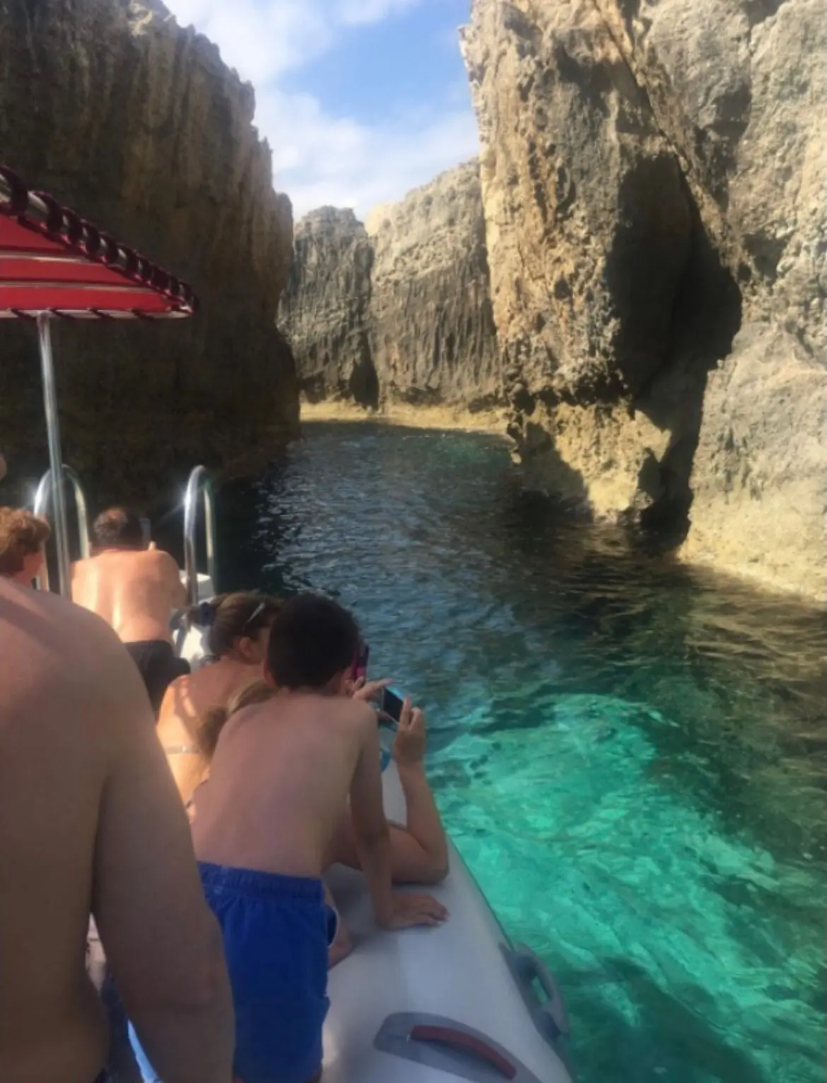 <p><strong>Tour in barca</strong> con partenza <strong>da Tropea verso Capo Vaticano</strong>, alla scoperta di calette accessibili solo via mare. Sono previste tre soste di 20 minuti ciascuna.</p><p>La prima sosta sarà alla suggestiva <strong>Grotta Azzurra</strong>, dove, grazie all'attrezzatura da snorkeling fornita a bordo (maschera e boccaglio), sarà possibile ammirare il fondale cristallino. La seconda sosta sarà presso <strong>Forum Herculis</strong>, i resti di un antico porto romano. Infine, la terza sosta avverrà a <strong>Capo Vaticano</strong>, con un passaggio panoramico lungo Praja di Fuoco e Grotticelle.</p><p>Dopo un aperitivo di benvenuto a bordo, il rientro è previsto al porto di Tropea, al punto di partenza.</p><p>Sono previste due fasce orarie:</p><ul><li>Turno mattutino - partenza alle ore 9.30, rientro alle ore 12.30</li><li>Turno pomeridiano - partenza alle ore 14.30, rientro alle ore 17.30</li></ul>